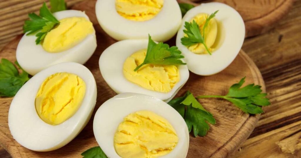 Ovos cozidos e pochê servidos em um prato com vegetais frescos
