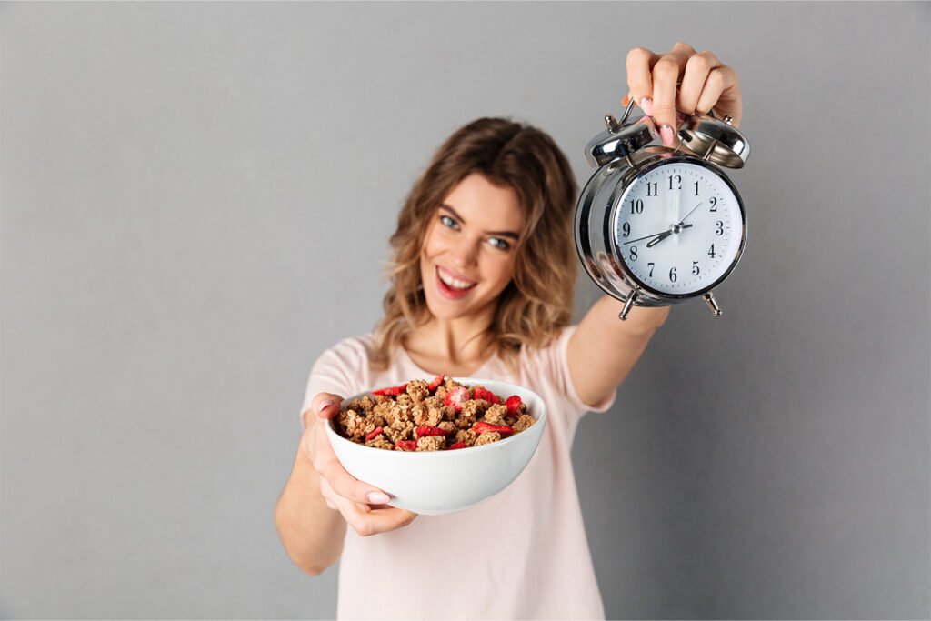 Pessoa praticando jejum intermitente com alimentos saudáveis ao redor